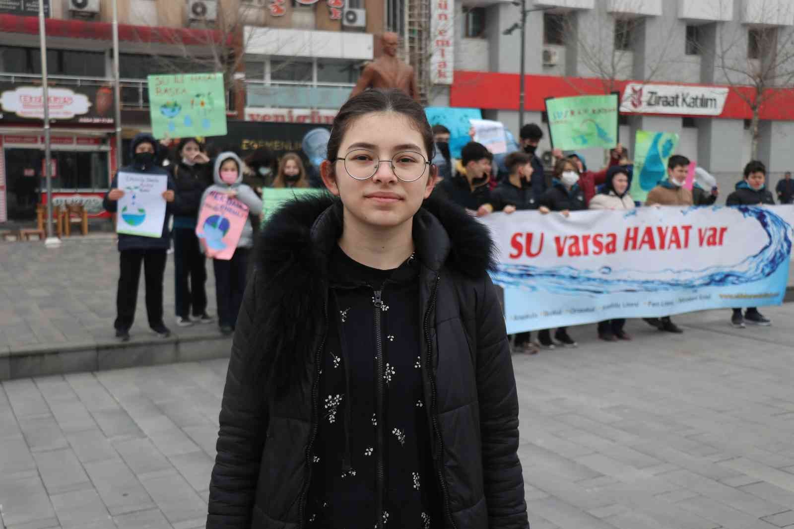 SAKARYA (İHA) – Sakarya’da 22 Mart Dünya Su Günü kapsamında farklı bir etkinliğe imza atıldı. Suyun önemine dikkat çekmek için gerçekleştirilen ...