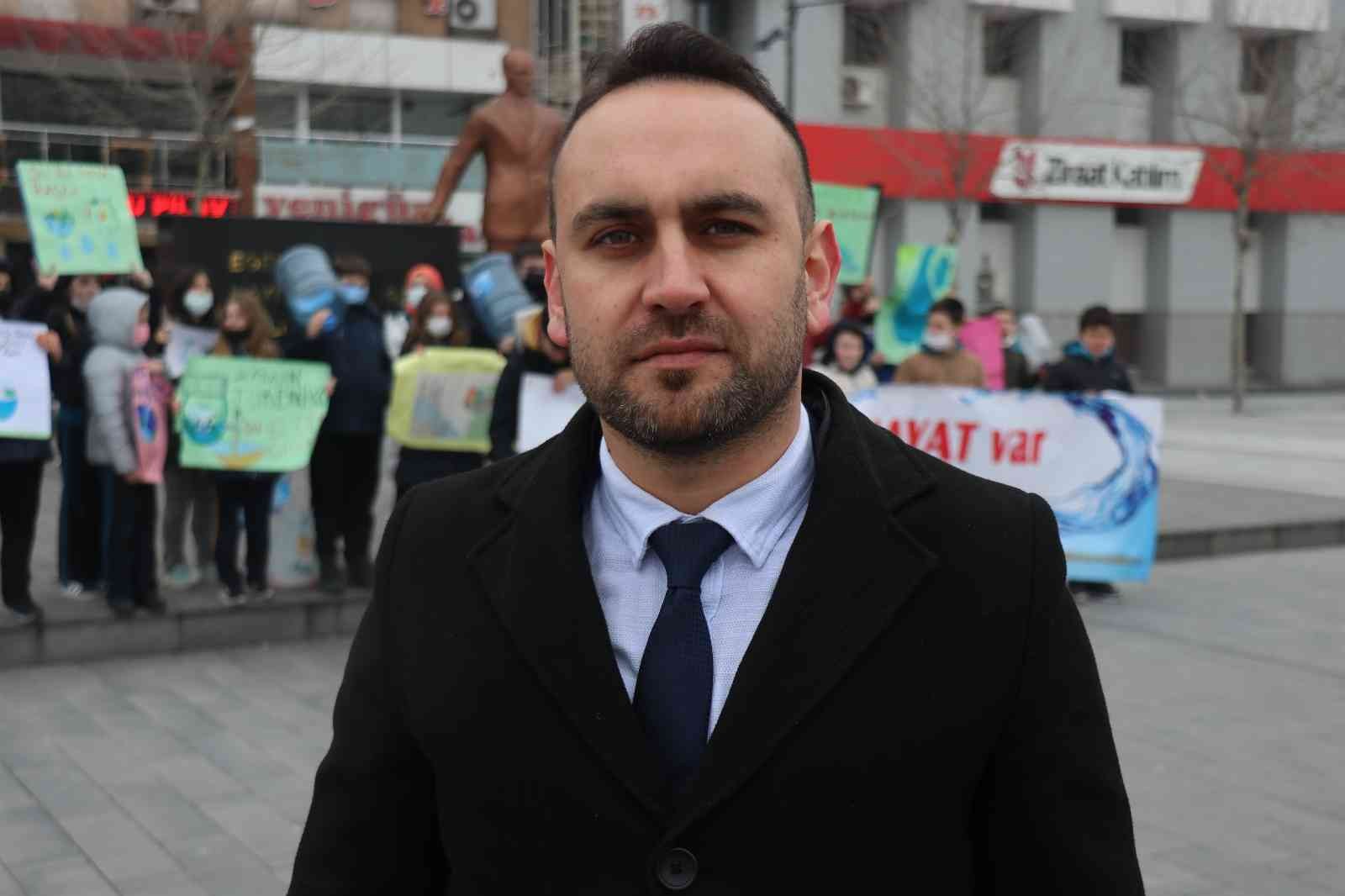 SAKARYA (İHA) – Sakarya’da 22 Mart Dünya Su Günü kapsamında farklı bir etkinliğe imza atıldı. Suyun önemine dikkat çekmek için gerçekleştirilen ...