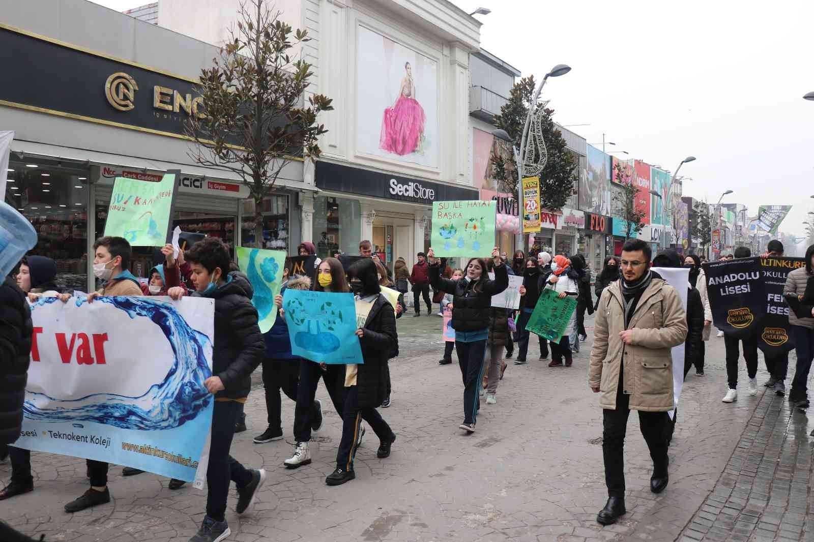 SAKARYA (İHA) – Sakarya’da 22 Mart Dünya Su Günü kapsamında farklı bir etkinliğe imza atıldı. Suyun önemine dikkat çekmek için gerçekleştirilen ...