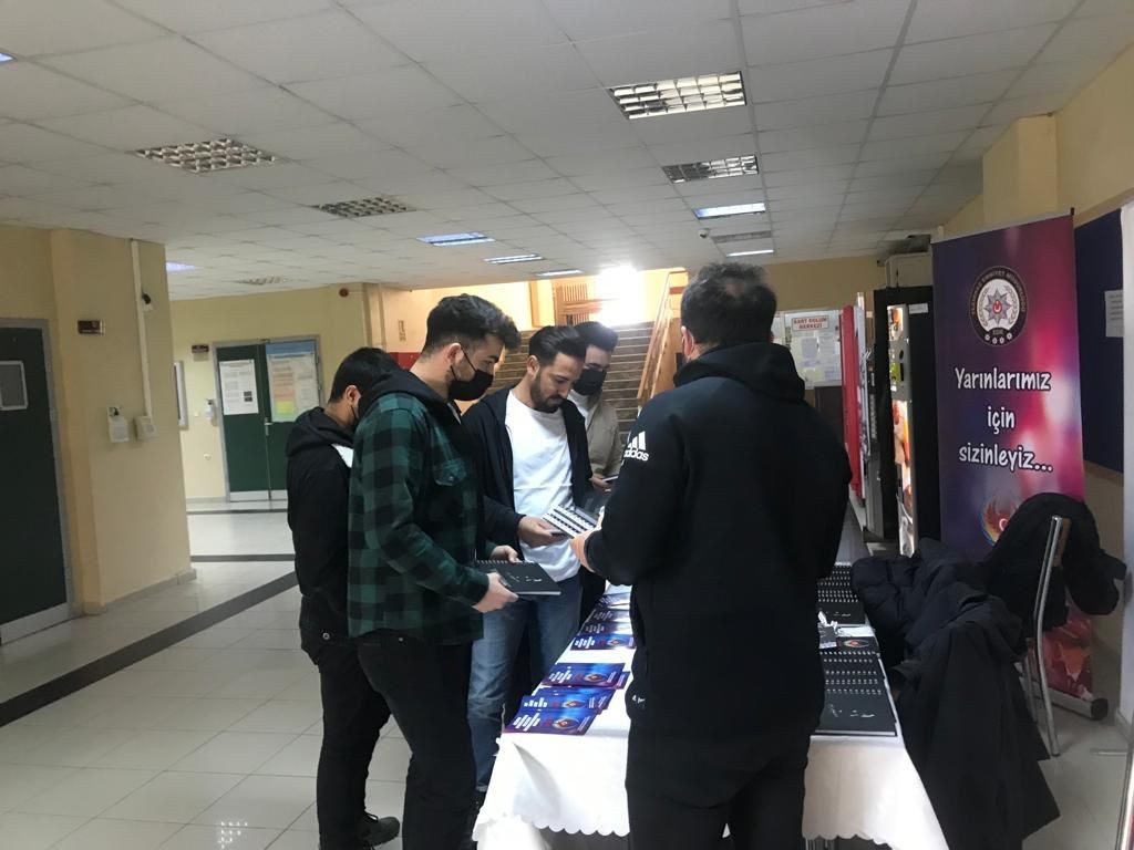 Tekirdağ’da üniversite öğrencilerine yönelik terör örgütlerinin propaganda ve eleman temin yöntemleri hakkında bilgilendirmeler yapıldı. Tekirdağ ...