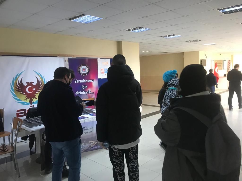 Tekirdağ’da üniversite öğrencilerine yönelik terör örgütlerinin propaganda ve eleman temin yöntemleri hakkında bilgilendirmeler yapıldı. Tekirdağ ...