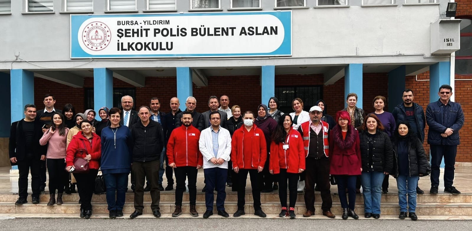 Bursa’da bir ilkokul tarafından düzenlenen kan bağışı kampanyası, eğitimin sadece sınıflarda öğrencilere ders vermekten ibaret olmadığını ...