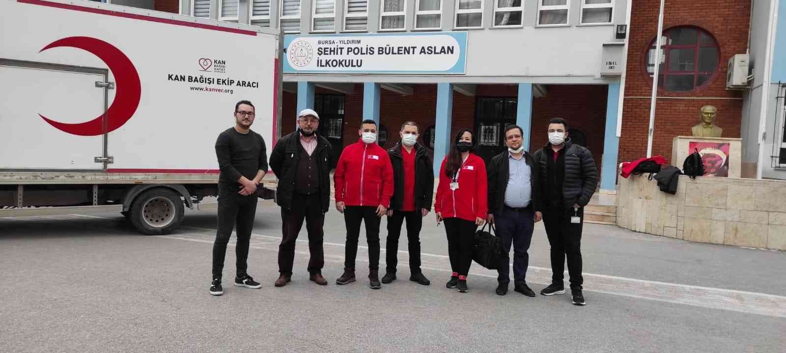 Bursa’da bir ilkokul tarafından düzenlenen kan bağışı kampanyası, eğitimin sadece sınıflarda öğrencilere ders vermekten ibaret olmadığını ...