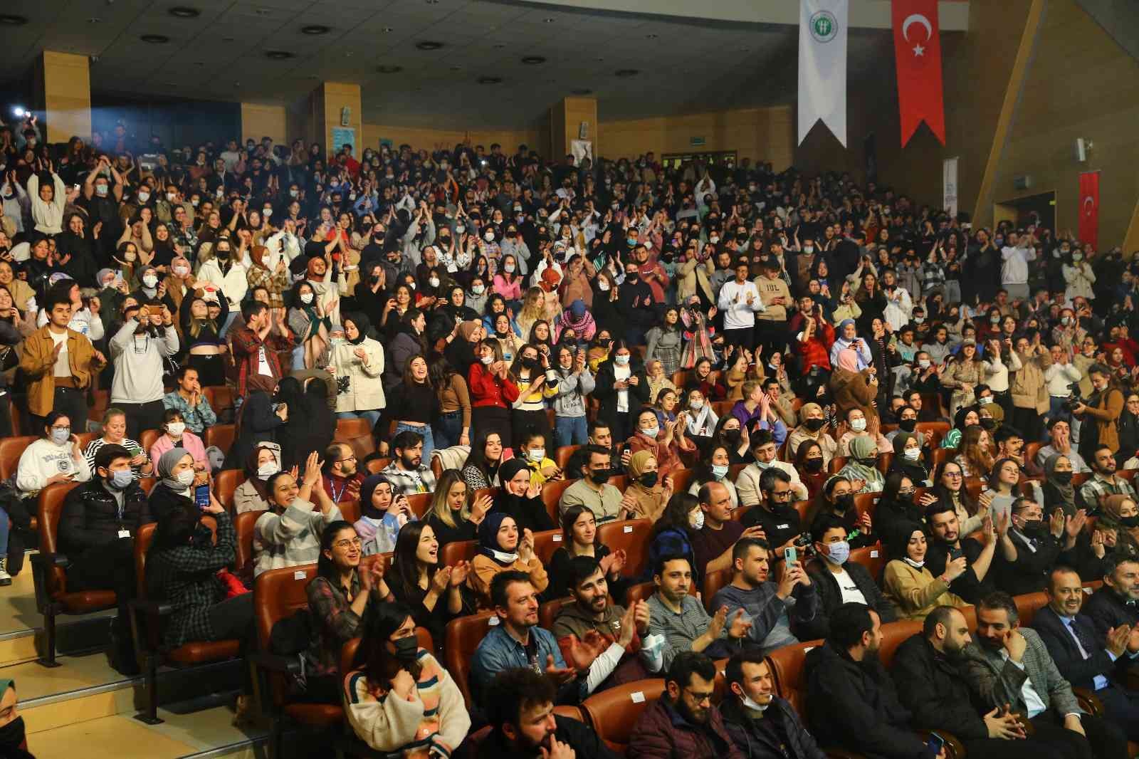 Kocaeli Üniversitesi öğrencilerine yönelik düzenlenen “Kampüste Bi’ Mola” etkinliğinde sahne alan Oğuzhan Koç, yoğun ilgiyle karşılandı. Ünlü ...