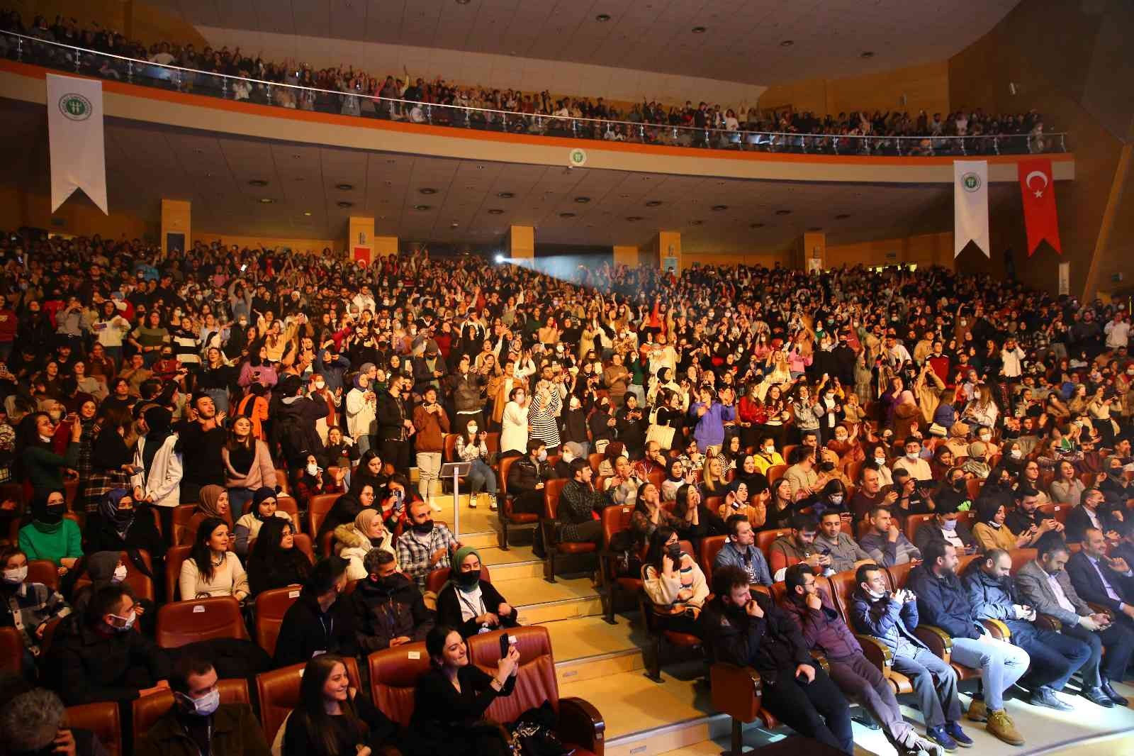 Kocaeli Üniversitesi öğrencilerine yönelik düzenlenen “Kampüste Bi’ Mola” etkinliğinde sahne alan Oğuzhan Koç, yoğun ilgiyle karşılandı. Ünlü ...