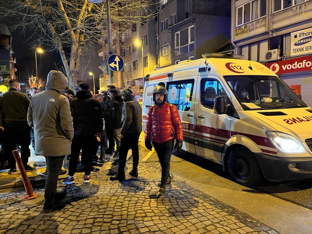 Ortaköy’de iki grup arasında çıkan sözlü tartışmada silahlar çekildi. İki grup arasında çıkan kavgayı ayırmak isteyen motokurye ve kavgaya ...