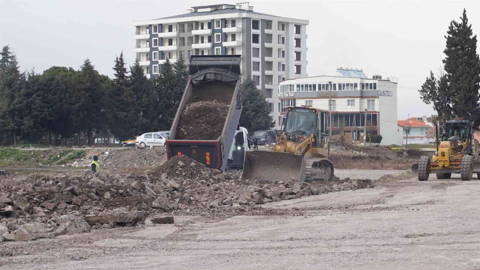 Balıkesir Organize Sanayi Bölgesi’nin trafiğini rahatlatmak amacıyla hizmete kazandırılan OSB Yolu’nun 2. kısım yol yapım çalışmaları başladı. 2 ...