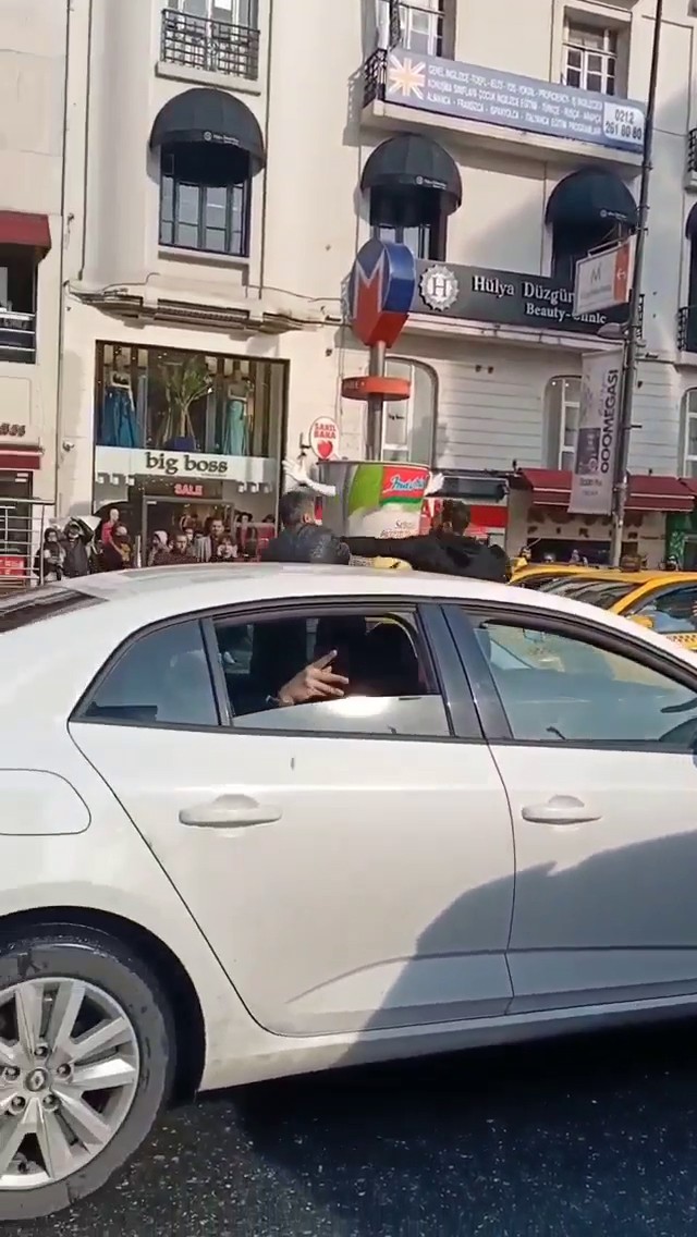 Osmanbey’de trafikte tartışan iki sürücü, yol ortasında tekme ve yumruklarla birbirine girdi. Kavga anları kameralara yansırken, taraflardan biri ...