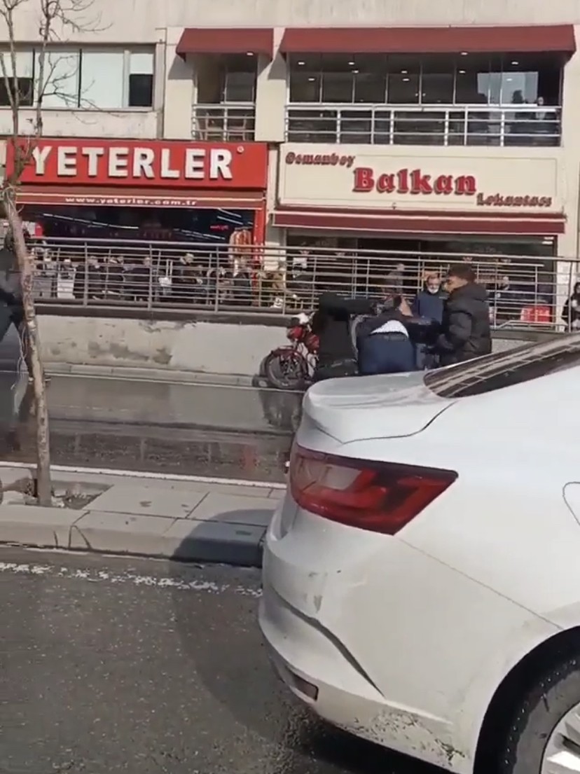 Osmanbey’de trafikte tartışan iki sürücü, yol ortasında tekme ve yumruklarla birbirine girdi. Kavga anları kameralara yansırken, taraflardan biri ...