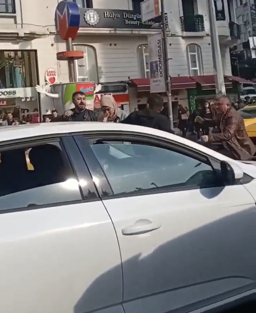 Osmanbey’de trafikte tartışan iki sürücü, yol ortasında tekme ve yumruklarla birbirine girdi. Kavga anları kameralara yansırken, taraflardan biri ...