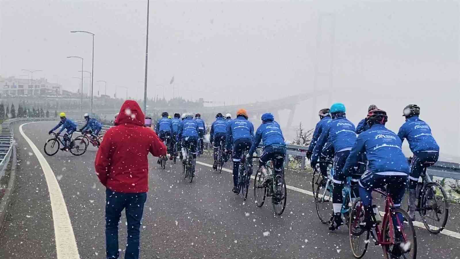 Kocaeli’den yola çıkan 24 bisikletli sporcu, Gebze’den aldıkları vatan toprağı ve Türk bayrağını, Çanakkale Şehitlik Abidesi’ne teslim edebilmek ...