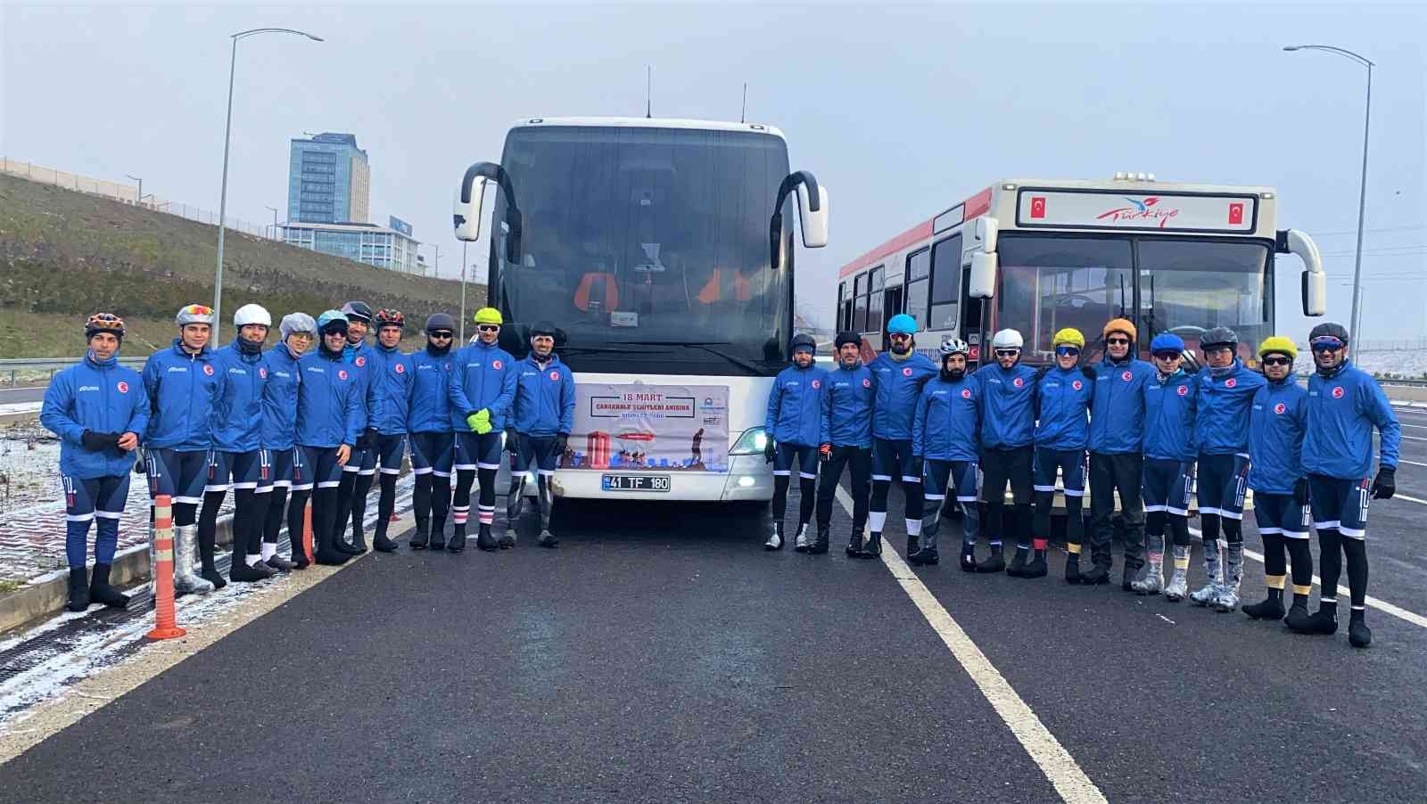 Kocaeli’den yola çıkan 24 bisikletli sporcu, Gebze’den aldıkları vatan toprağı ve Türk bayrağını, Çanakkale Şehitlik Abidesi’ne teslim edebilmek ...