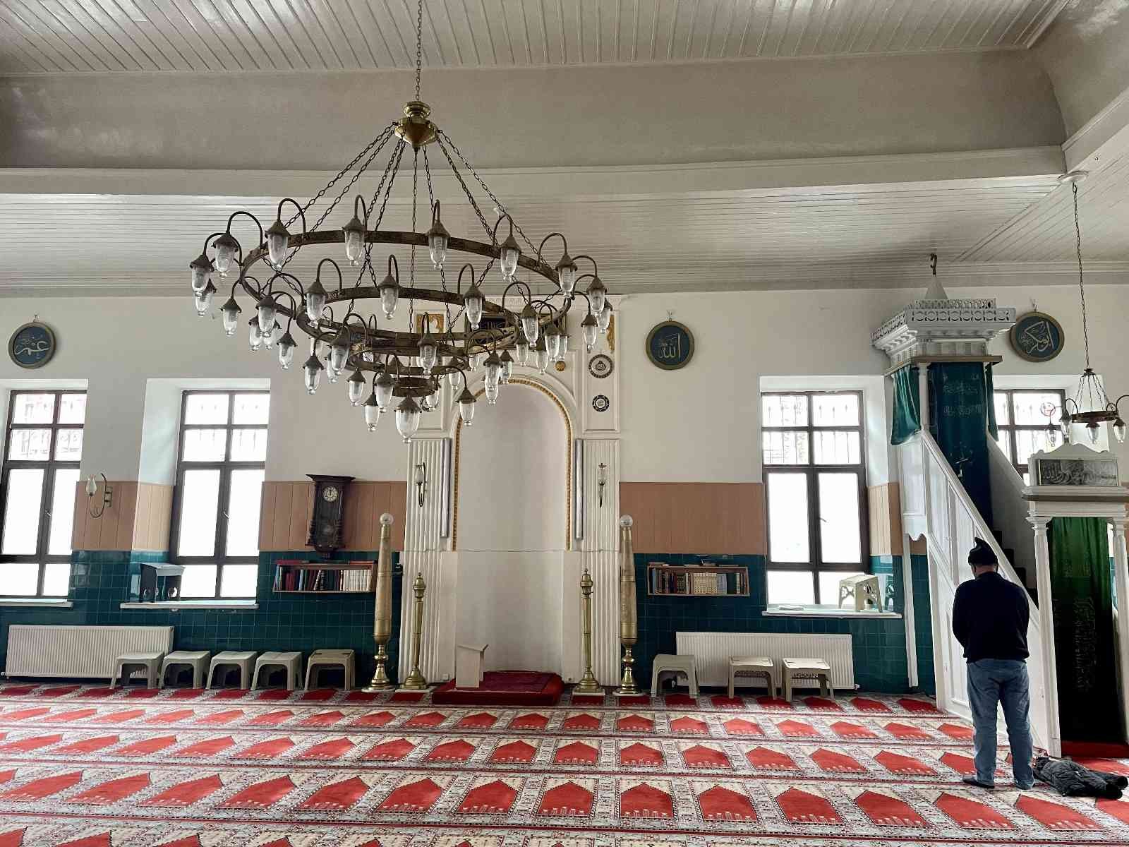 Tarihi yarımadada bulunan Akbıyık Camii, Osmanlı dönemindeki İstanbul’da tüm camilerin kulağı konumundaydı. Zamanında ezanın ilk okunduğu yer ...