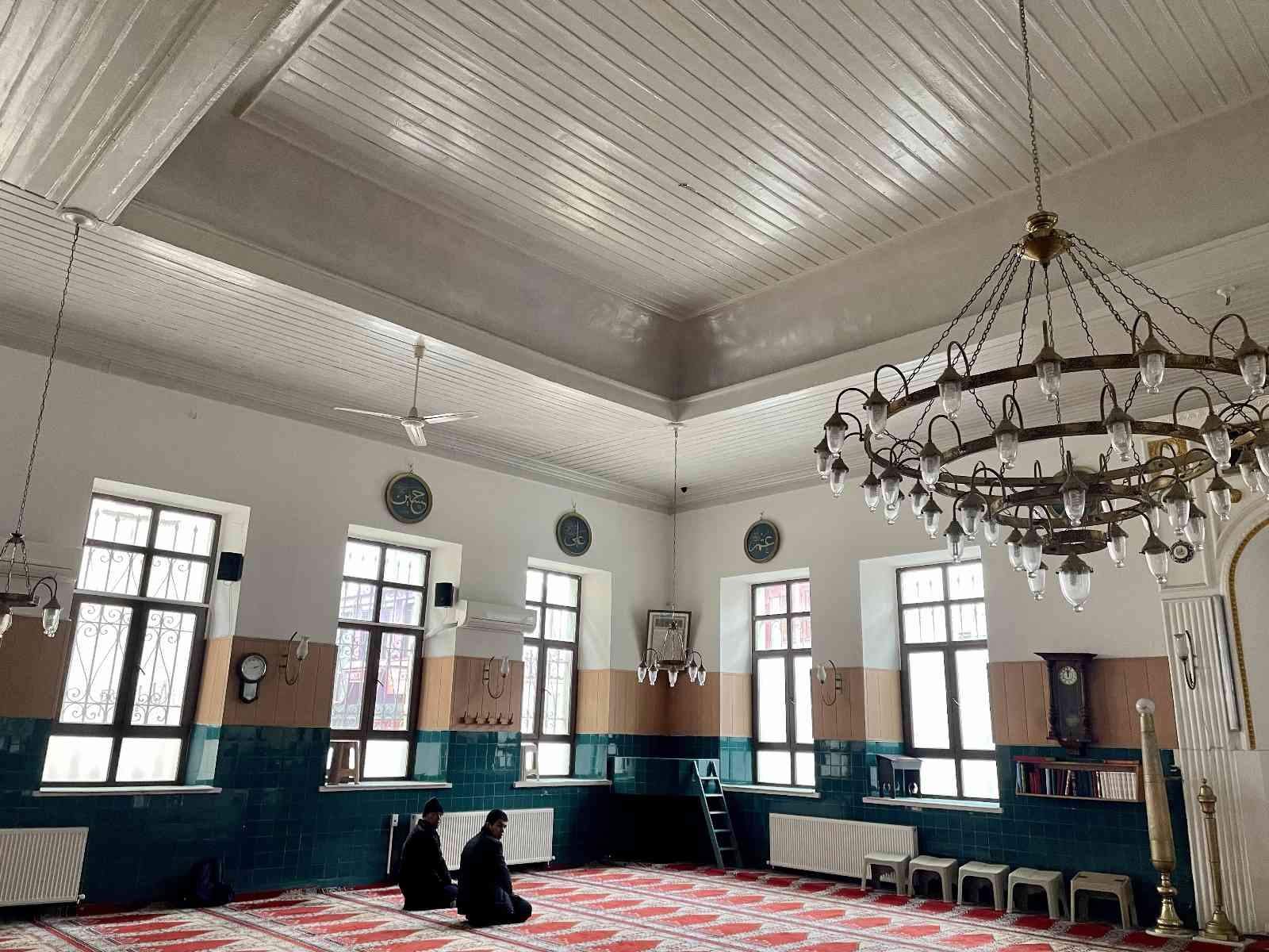 Tarihi yarımadada bulunan Akbıyık Camii, Osmanlı dönemindeki İstanbul’da tüm camilerin kulağı konumundaydı. Zamanında ezanın ilk okunduğu yer ...