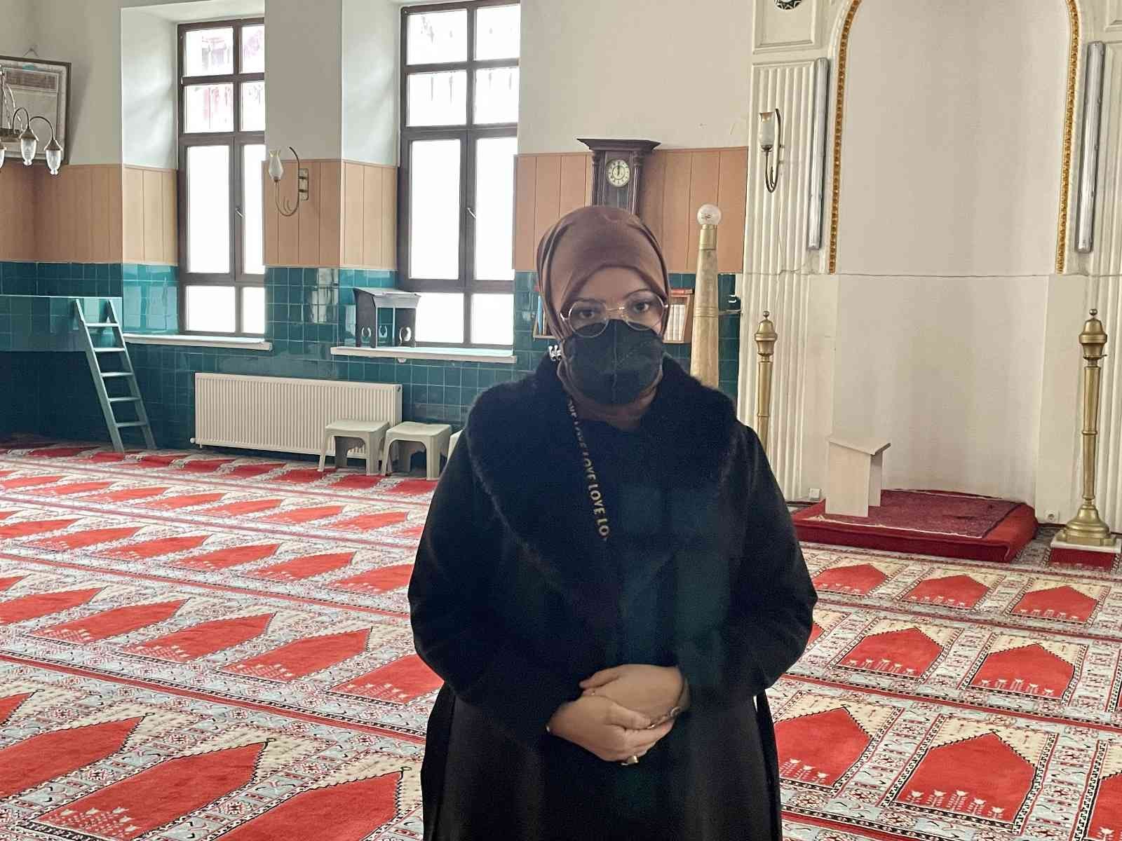 Tarihi yarımadada bulunan Akbıyık Camii, Osmanlı dönemindeki İstanbul’da tüm camilerin kulağı konumundaydı. Zamanında ezanın ilk okunduğu yer ...