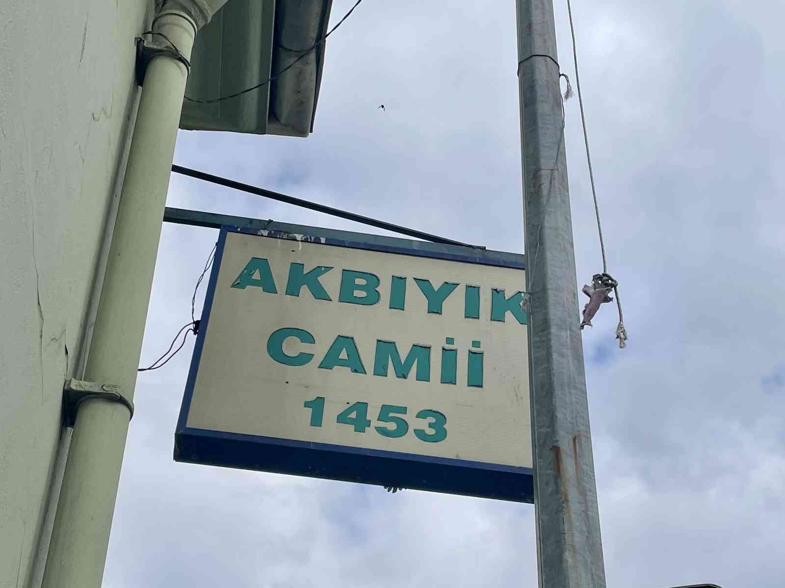 Tarihi yarımadada bulunan Akbıyık Camii, Osmanlı dönemindeki İstanbul’da tüm camilerin kulağı konumundaydı. Zamanında ezanın ilk okunduğu yer ...