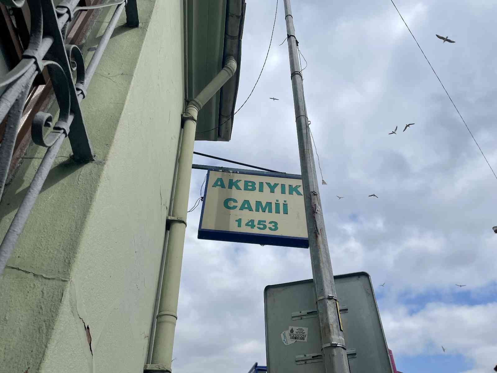 Tarihi yarımadada bulunan Akbıyık Camii, Osmanlı dönemindeki İstanbul’da tüm camilerin kulağı konumundaydı. Zamanında ezanın ilk okunduğu yer ...