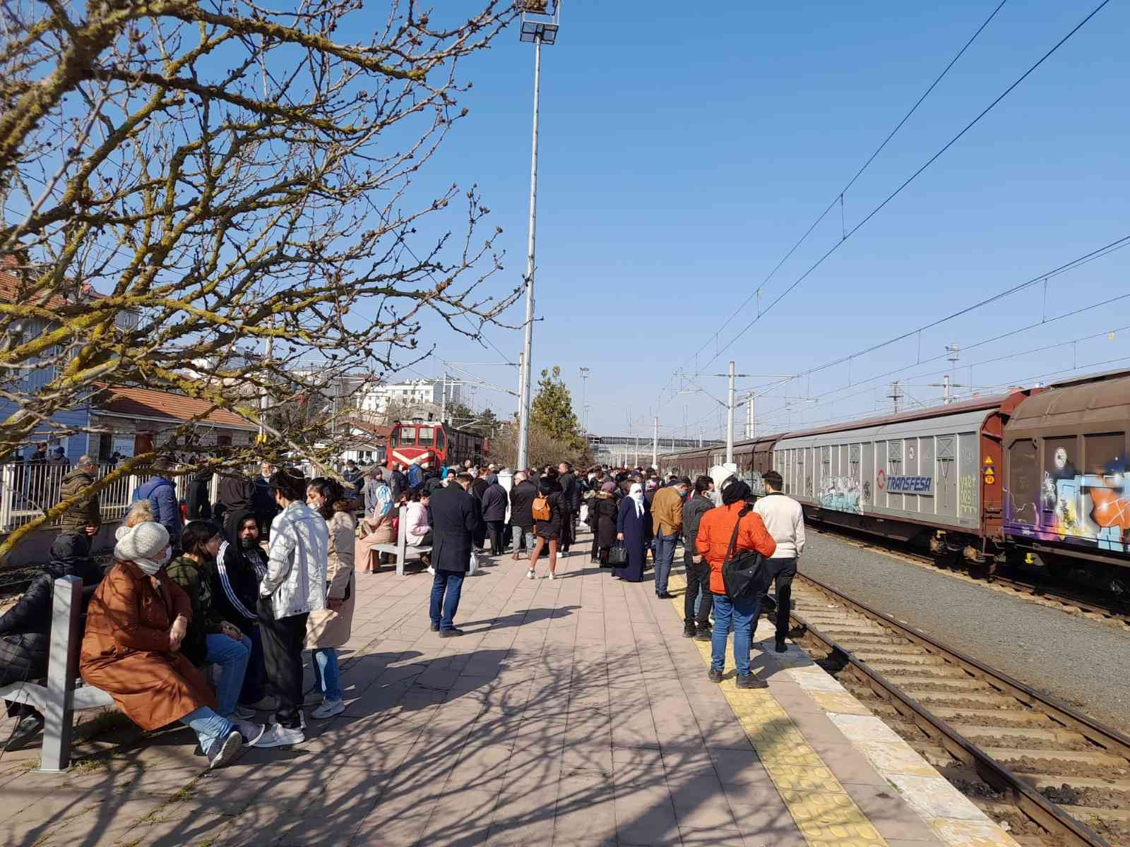 Tekirdağ’ın Çerkezköy ve Çorlu ilçesinde otobüs bilet fiyatlarının aşırı artış göstermesi vatandaşları alternatif yolculuklara yöneltti. Otobüs ...