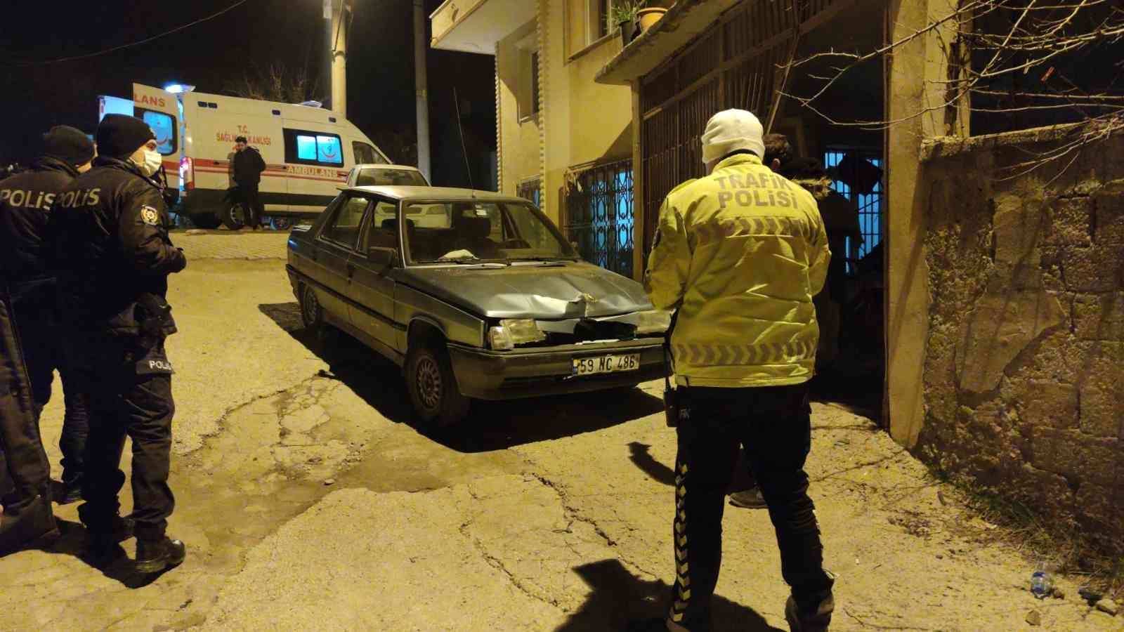 Tekirdağ’ın Malkara ilçesinde yaşadığı evin bahçe kapısına çarpan sürücü yaralandı. Kaza, Yeni Mahalle Dikmen Sokak üzerinde meydana geldi ...