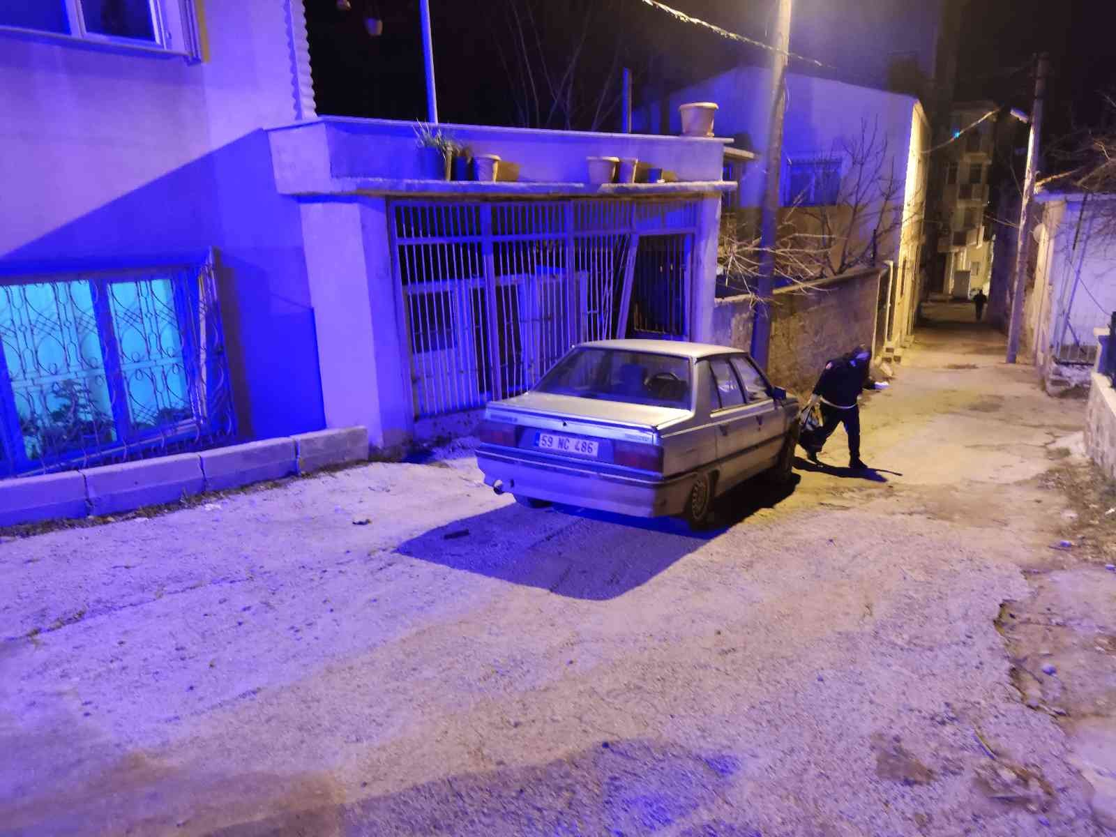 Tekirdağ’ın Malkara ilçesinde yaşadığı evin bahçe kapısına çarpan sürücü yaralandı. Kaza, Yeni Mahalle Dikmen Sokak üzerinde meydana geldi ...