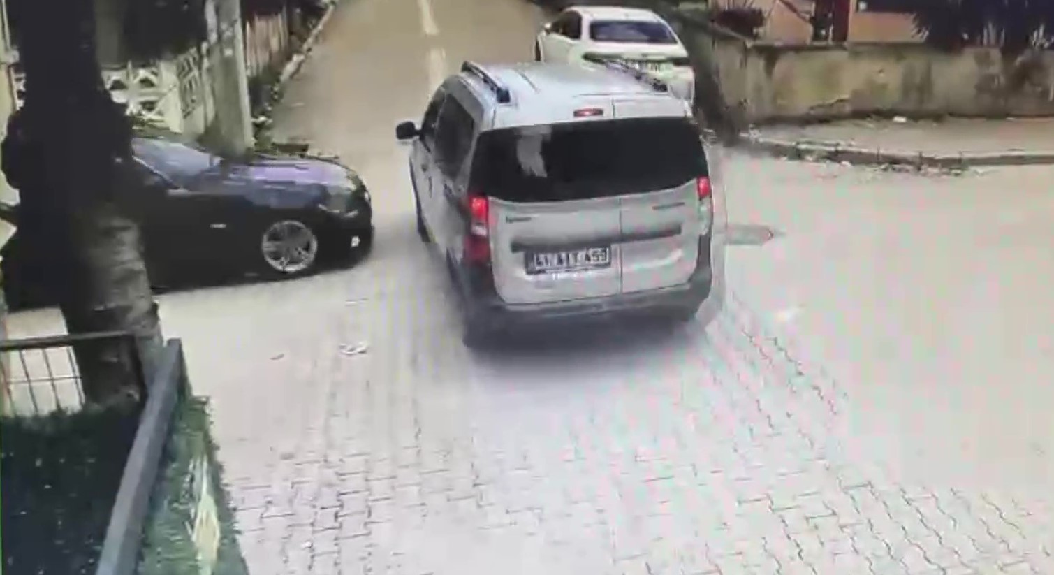 Kocaeli’nin Darıca ilçesinde bir otomobil ile hafif ticari aracın çarpışması neticesinde 2 kişi yaralandı. Kaza anı güvenlik kamerası tarafından ...