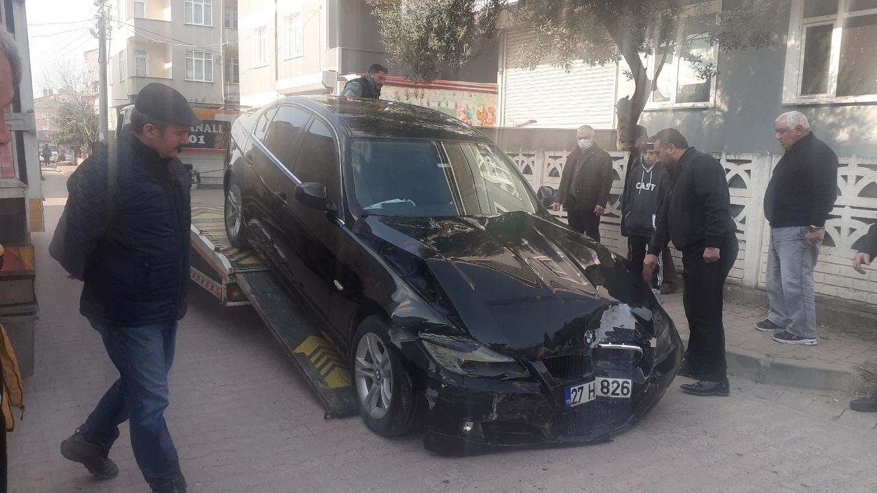 Kocaeli’nin Darıca ilçesinde bir otomobil ile hafif ticari aracın çarpışması neticesinde 2 kişi yaralandı. Kaza anı güvenlik kamerası tarafından ...