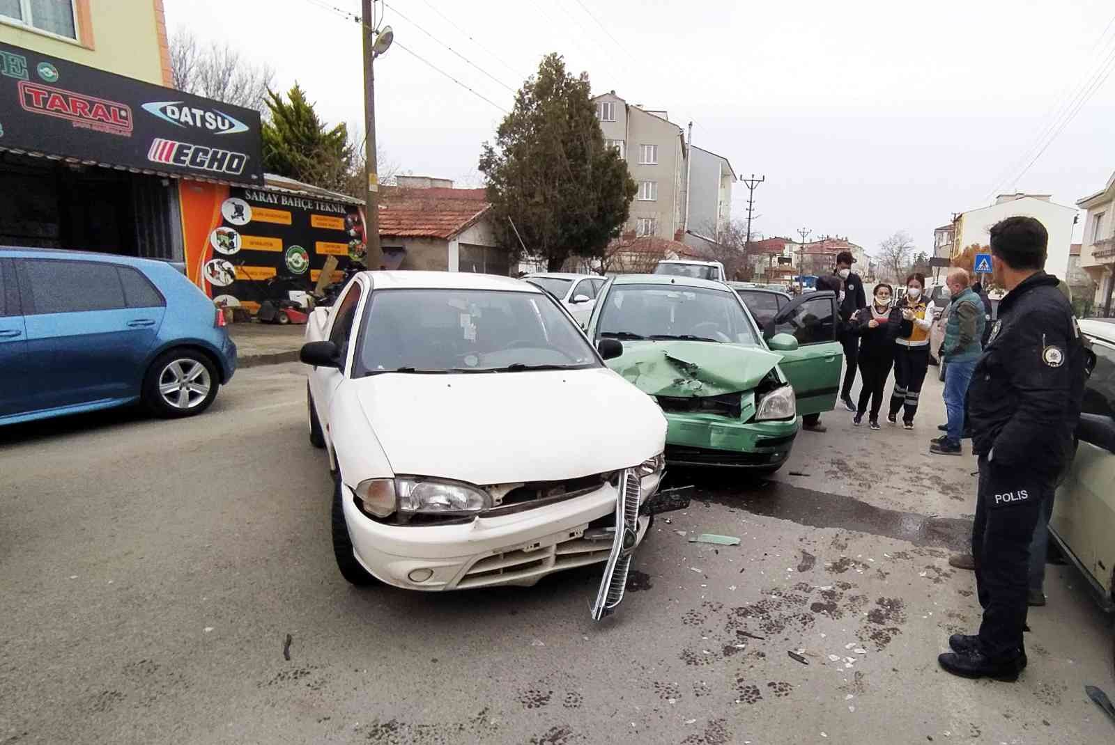 Tekirdağ’da otomobil ile kamyonetin çarpışması sonucu meydana gelen kazada 3 kişi yaralandı. Kaza, Saray İlçesi Pazarcık Mahallesi İstanbul ...