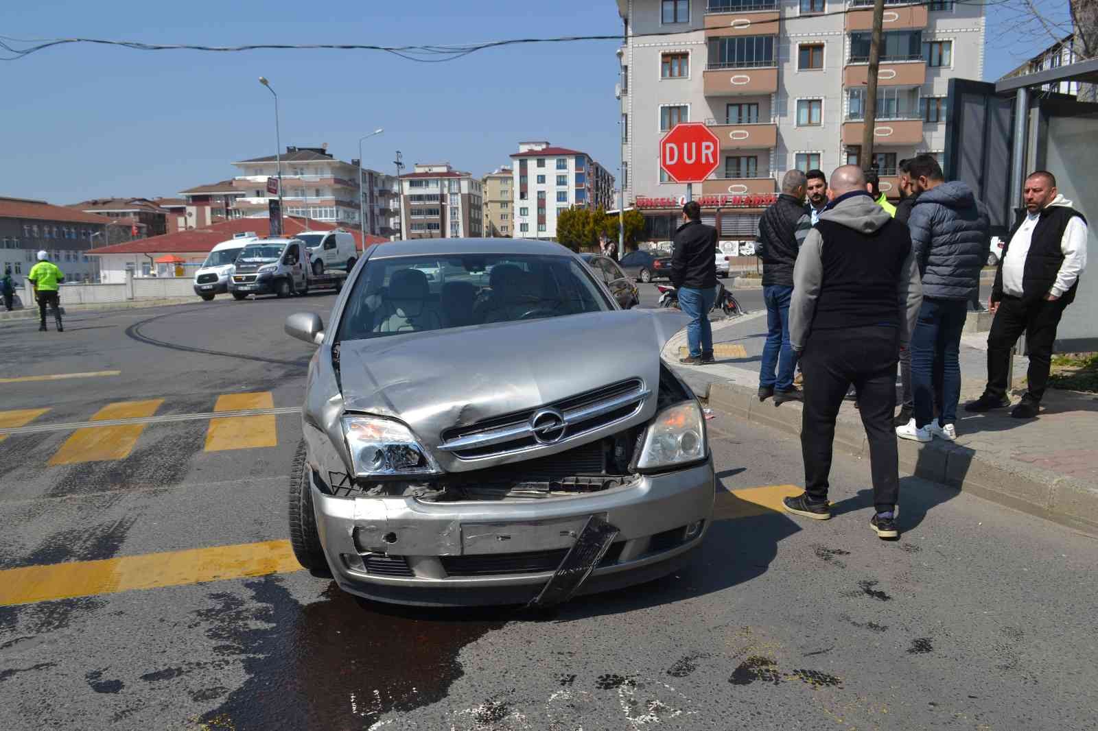 Tekirdağ’ın Çorlu ilçesinde kazalı araç taşıyan oto kurtarıcı ile bir otomobilin çarpışması sonucu meydana gelen kazada 1 kişi yaralandı. Kaza ...