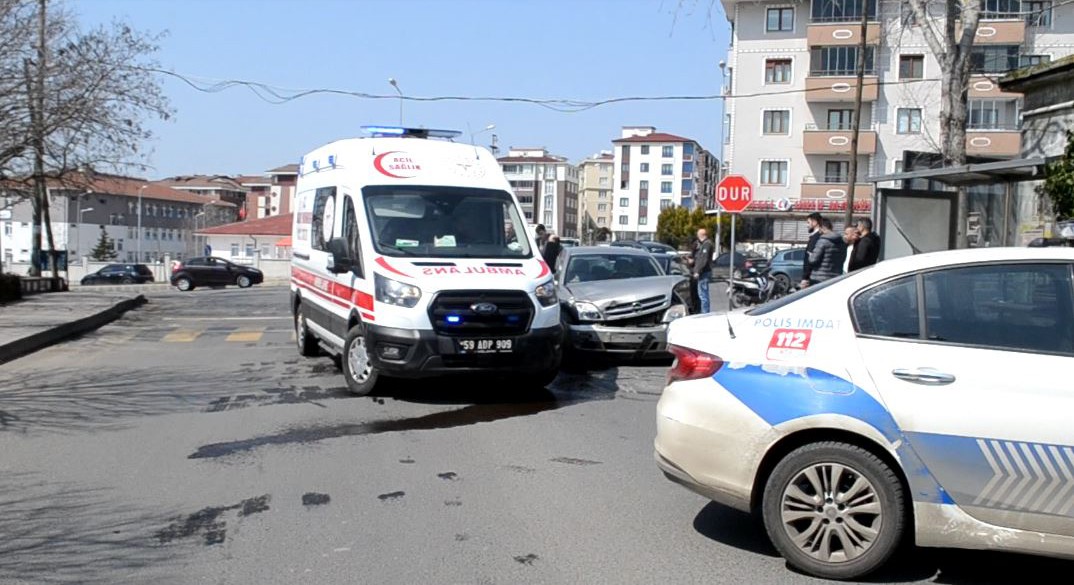 Tekirdağ’ın Çorlu ilçesinde kazalı araç taşıyan oto kurtarıcı ile bir otomobilin çarpışması sonucu meydana gelen kazada 1 kişi yaralandı. Kaza ...