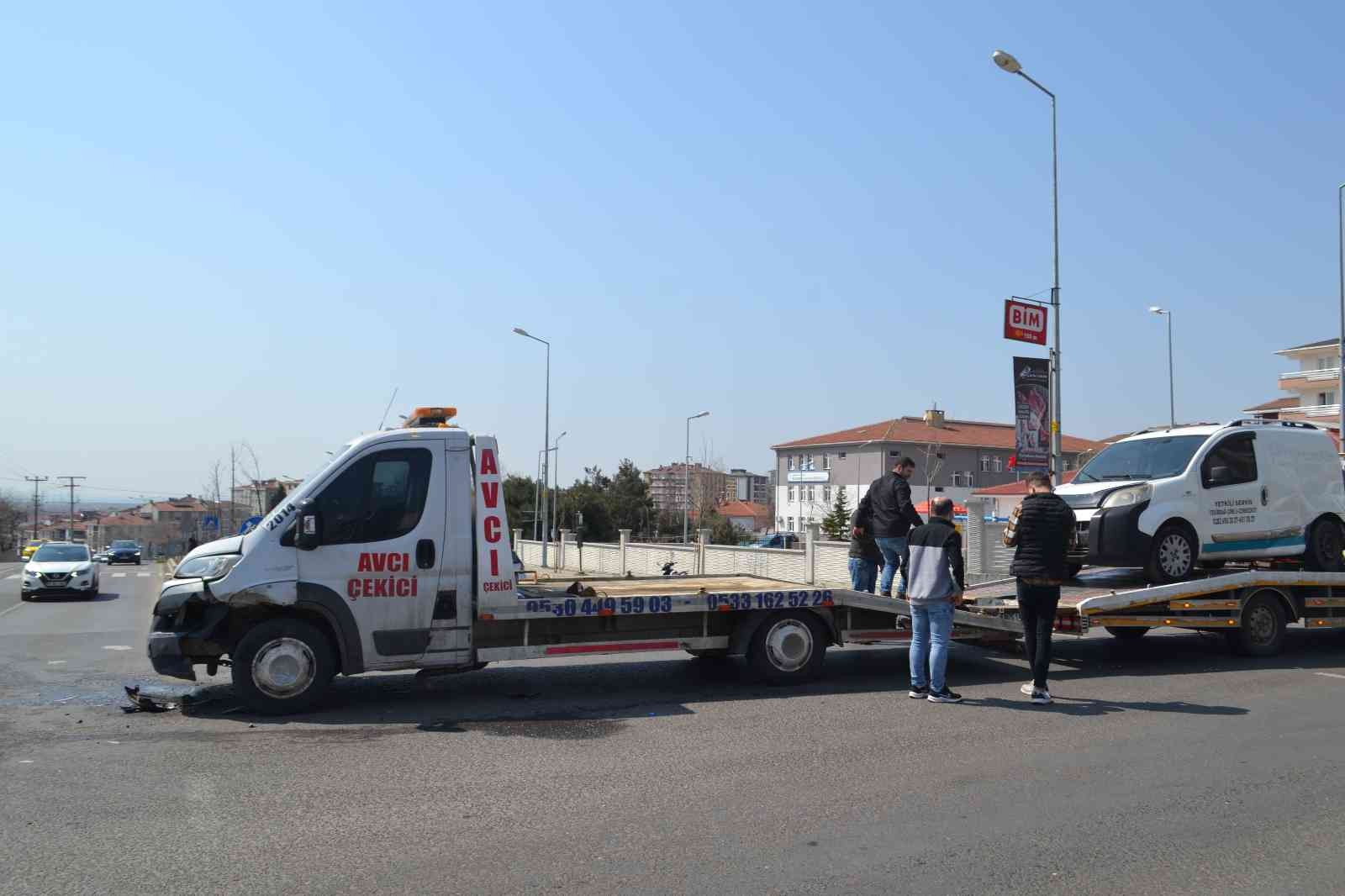 Tekirdağ’ın Çorlu ilçesinde kazalı araç taşıyan oto kurtarıcı ile bir otomobilin çarpışması sonucu meydana gelen kazada 1 kişi yaralandı. Kaza ...