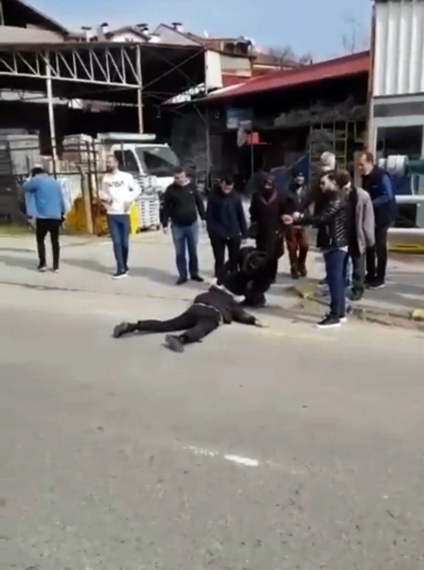 Sakarya’nın Adapazarı ilçesinde yolun karşısına geçmek isterken otomobilin çarptığı vatandaş kaldırıldığı hastanede hayatını kaybetti. Kaza, 27 ...