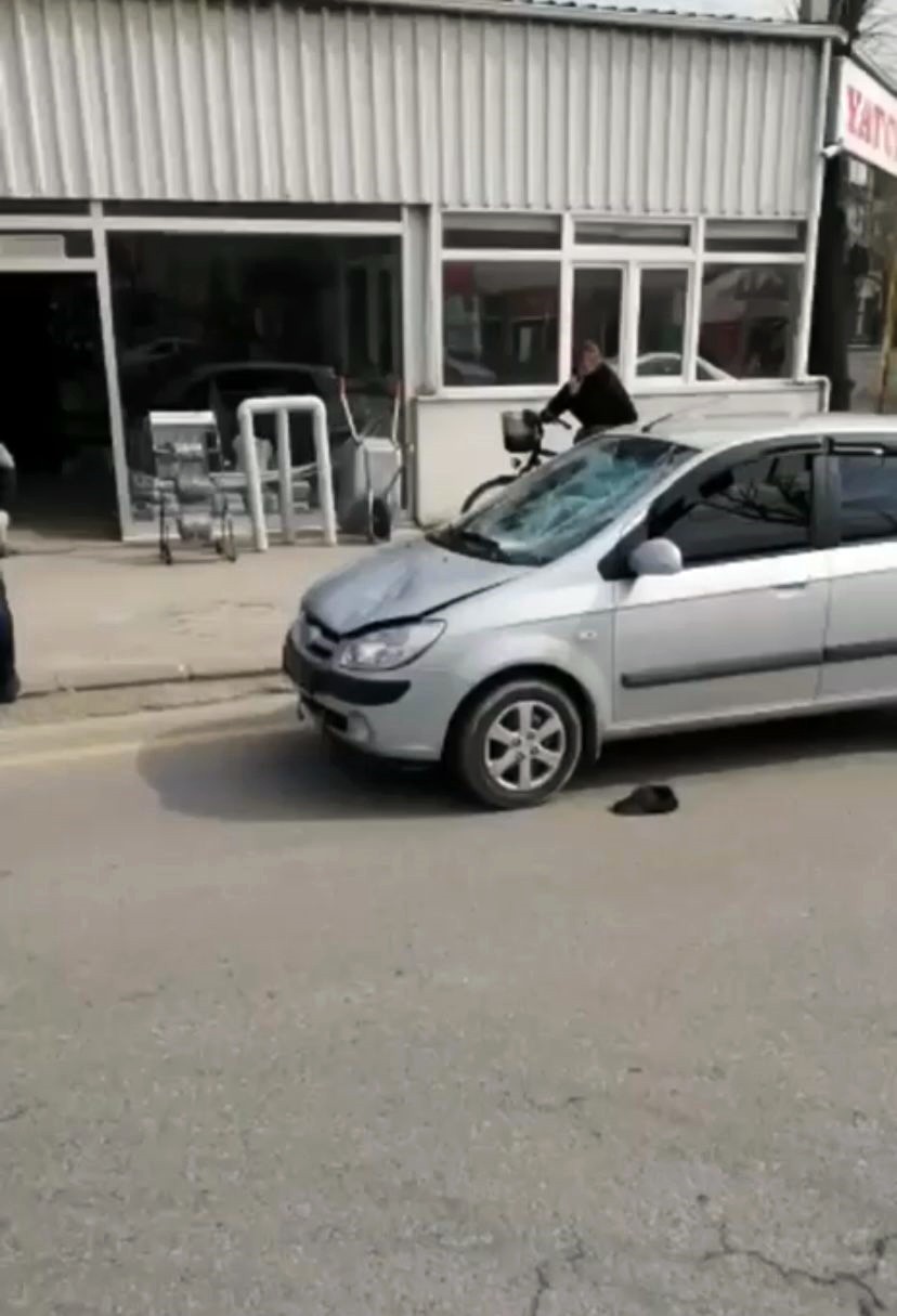 Sakarya’nın Adapazarı ilçesinde yolun karşısına geçmek isterken otomobilin çarptığı vatandaş kaldırıldığı hastanede hayatını kaybetti. Kaza, 27 ...