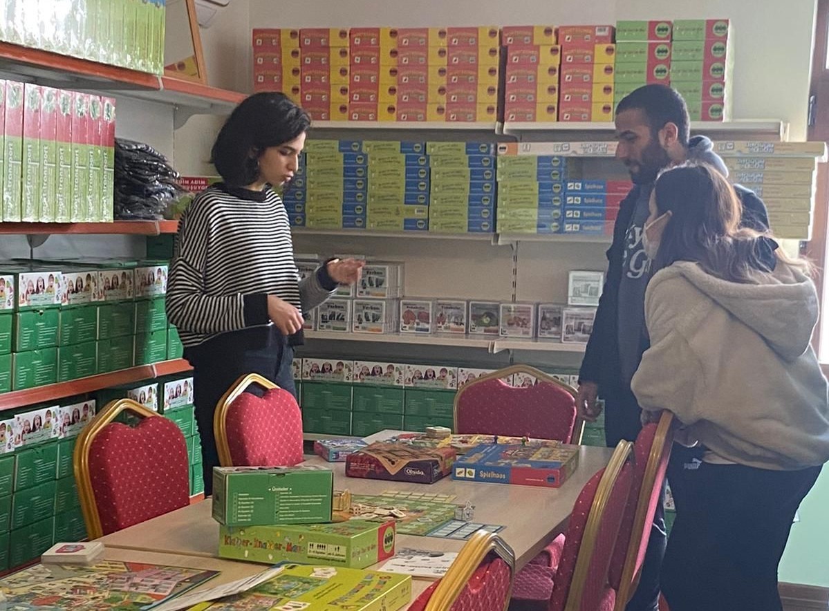 Oyun Terapisti Huri Aydoğan oyunun, çocuğun dile getiremediği duygularını yansıtmasında önemli bir araç olduğunu, oyunla birlikte sorunlara çözüm ...