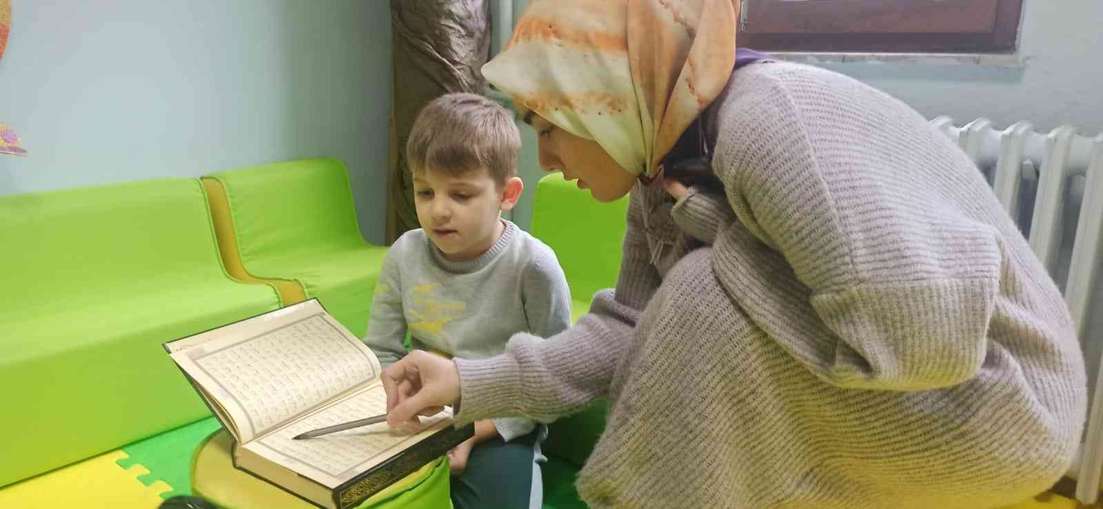 Üzerinden 25 yıl geçse de 28 Şubat’ın acı hatıraları zihinlerden silinmiyor. 25 yıl önce kızının hafızlık yaptığı Kur’an kursunun kapısına kilit ...