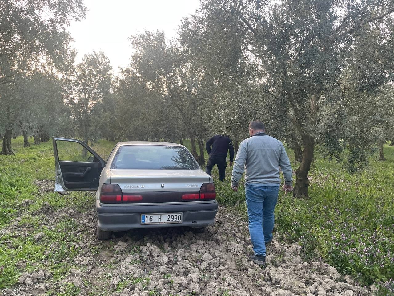 Bursa’da 7 dakika içerisinde çalınan otomobil İznik Polisi’nin müthiş takibiyle 1 saat sonra bulundu. Soğuk kanlı hırsızın otomobili çaldığı ...