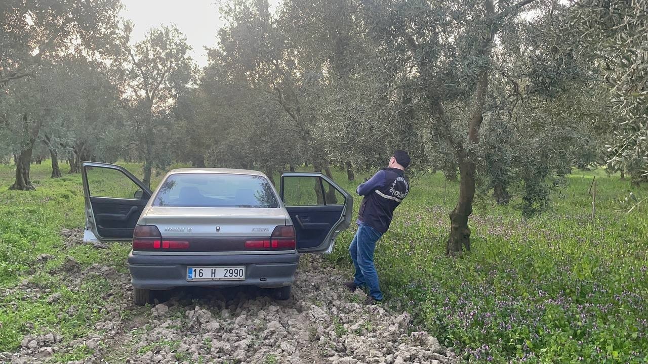 Bursa’da 7 dakika içerisinde çalınan otomobil İznik Polisi’nin müthiş takibiyle 1 saat sonra bulundu. Soğuk kanlı hırsızın otomobili çaldığı ...