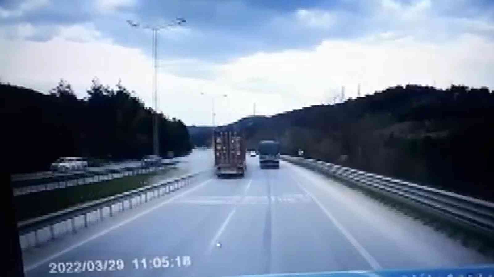 Bursa-İstanbul karayolunda kontrolden çıkan tırın bariyerlere çarparak tozu dumana kattığı anlar başka bir otomobilin kamerasına yansıdı. Kaza ...