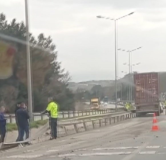 Bursa-İstanbul karayolunda kontrolden çıkan tırın bariyerlere çarparak tozu dumana kattığı anlar başka bir otomobilin kamerasına yansıdı. Kaza ...