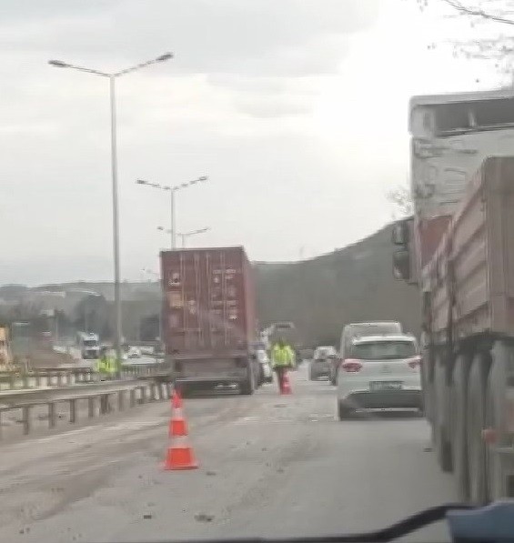 Bursa-İstanbul karayolunda kontrolden çıkan tırın bariyerlere çarparak tozu dumana kattığı anlar başka bir otomobilin kamerasına yansıdı. Kaza ...