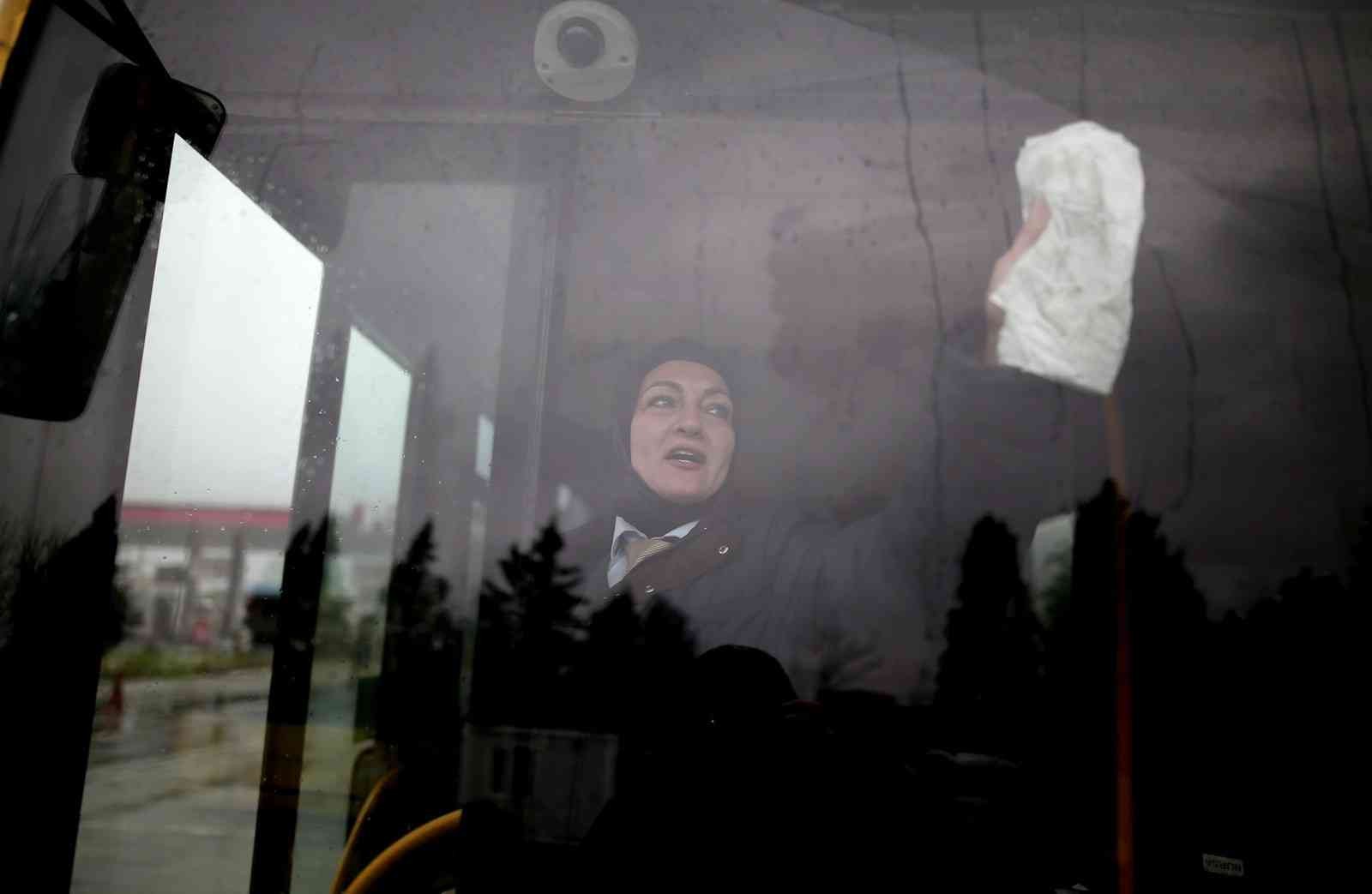 Bursa’da belediye otobüslerinde 5 yıldır şoförlük yapan Ayşen Acar, hemcinslerine örnek olurken, kadınların istedikleri takdirde her şeyin ...