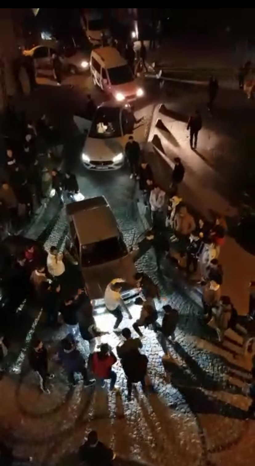 İstanbul’un tarihi Galata Kulesi Meydanı’na gece saatlerinde araçlarıyla gelen magandalar, yolu trafiğe kapayarak yüksek sesli müzikler eşliğinde ...