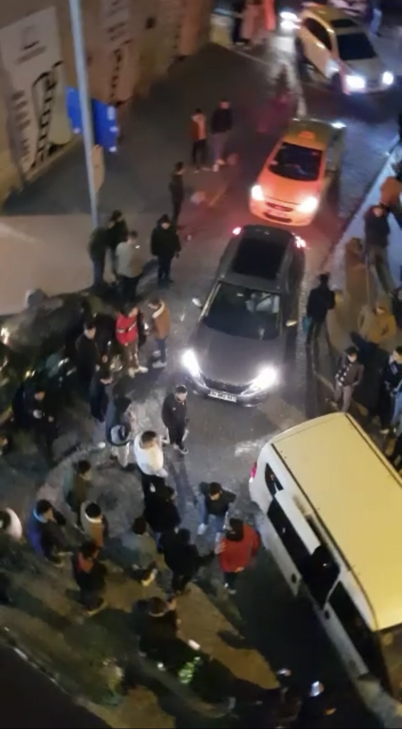 İstanbul’un tarihi Galata Kulesi Meydanı’na gece saatlerinde araçlarıyla gelen magandalar, yolu trafiğe kapayarak yüksek sesli müzikler eşliğinde ...