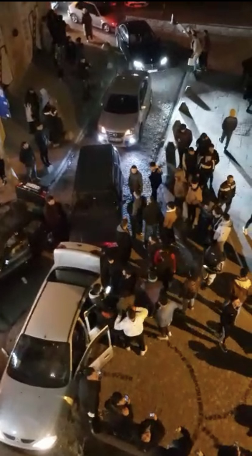 İstanbul’un tarihi Galata Kulesi Meydanı’na gece saatlerinde araçlarıyla gelen magandalar, yolu trafiğe kapayarak yüksek sesli müzikler eşliğinde ...