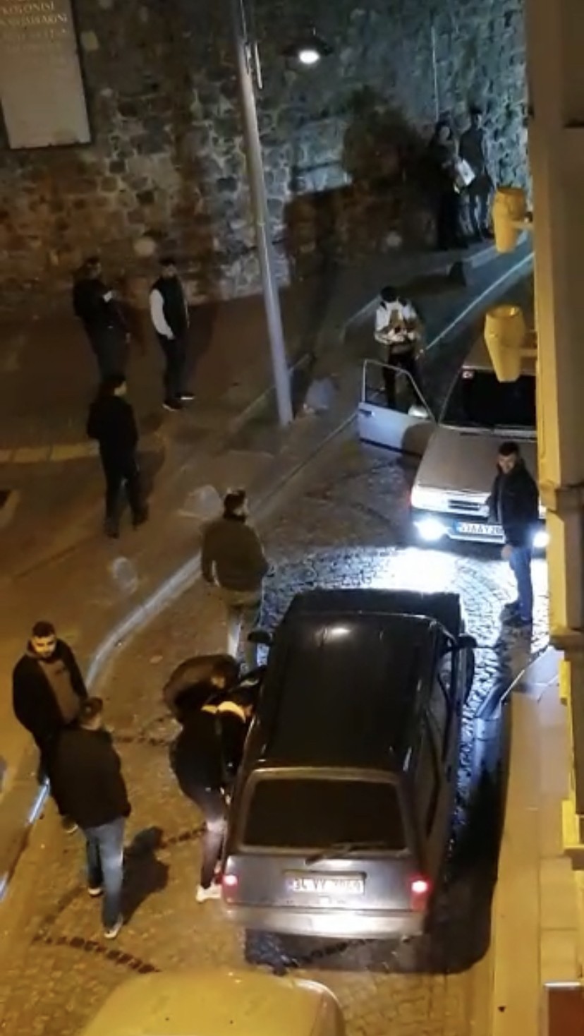 İstanbul’un tarihi Galata Kulesi Meydanı’na gece saatlerinde araçlarıyla gelen magandalar, yolu trafiğe kapayarak yüksek sesli müzikler eşliğinde ...