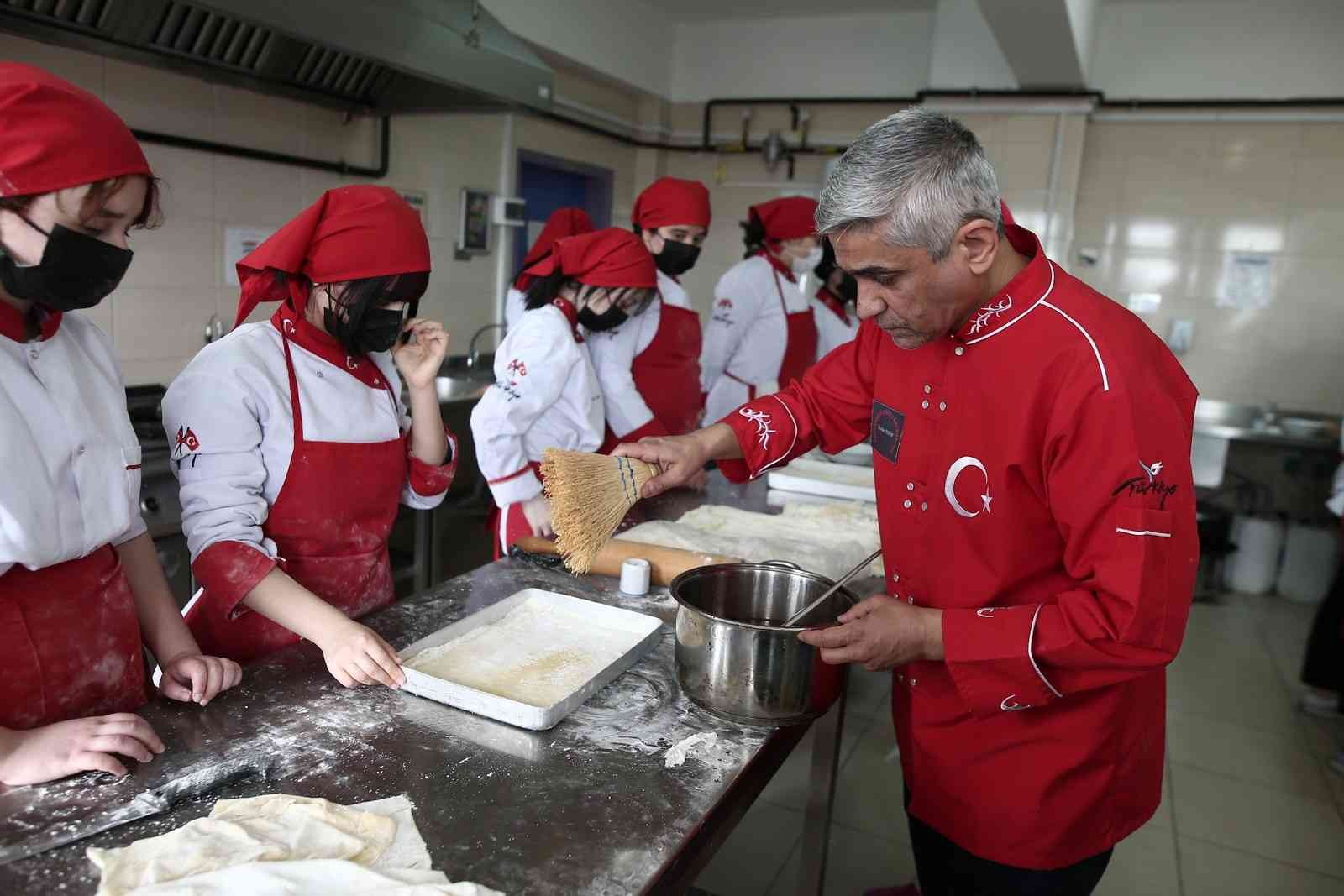 Türkiye’nin en bilinir tatlılarından baklava yapımını Bursa’da meslek lisesinin kız öğrencileri öğreniyor. Yapılan bu protokol ile kadın baklava ...