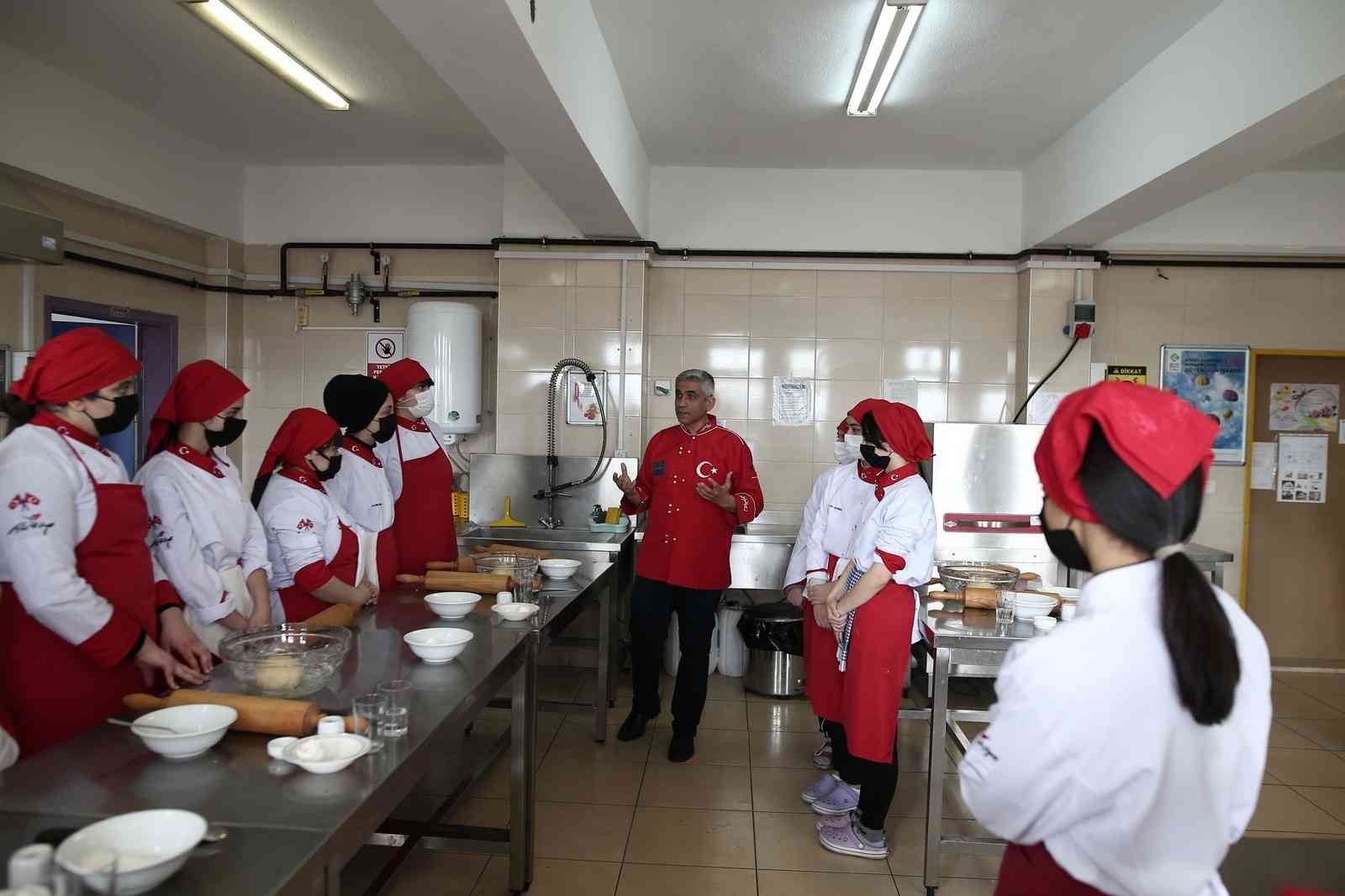 Türkiye’nin en bilinir tatlılarından baklava yapımını Bursa’da meslek lisesinin kız öğrencileri öğreniyor. Yapılan bu protokol ile kadın baklava ...