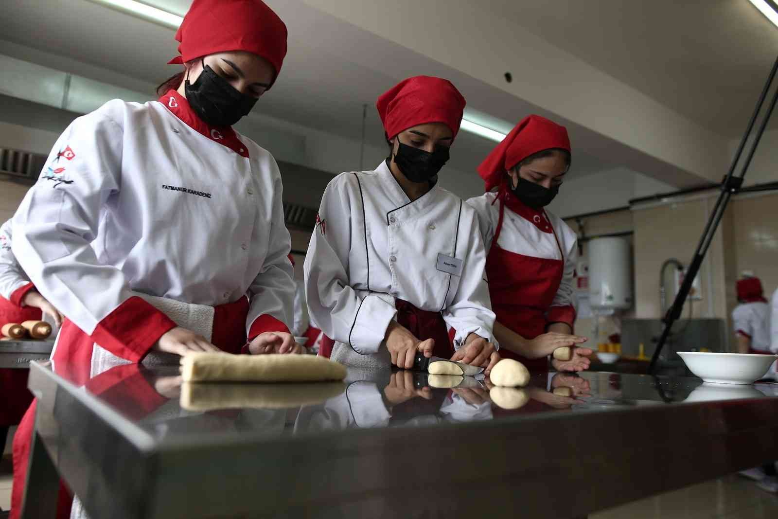 Türkiye’nin en bilinir tatlılarından baklava yapımını Bursa’da meslek lisesinin kız öğrencileri öğreniyor. Yapılan bu protokol ile kadın baklava ...