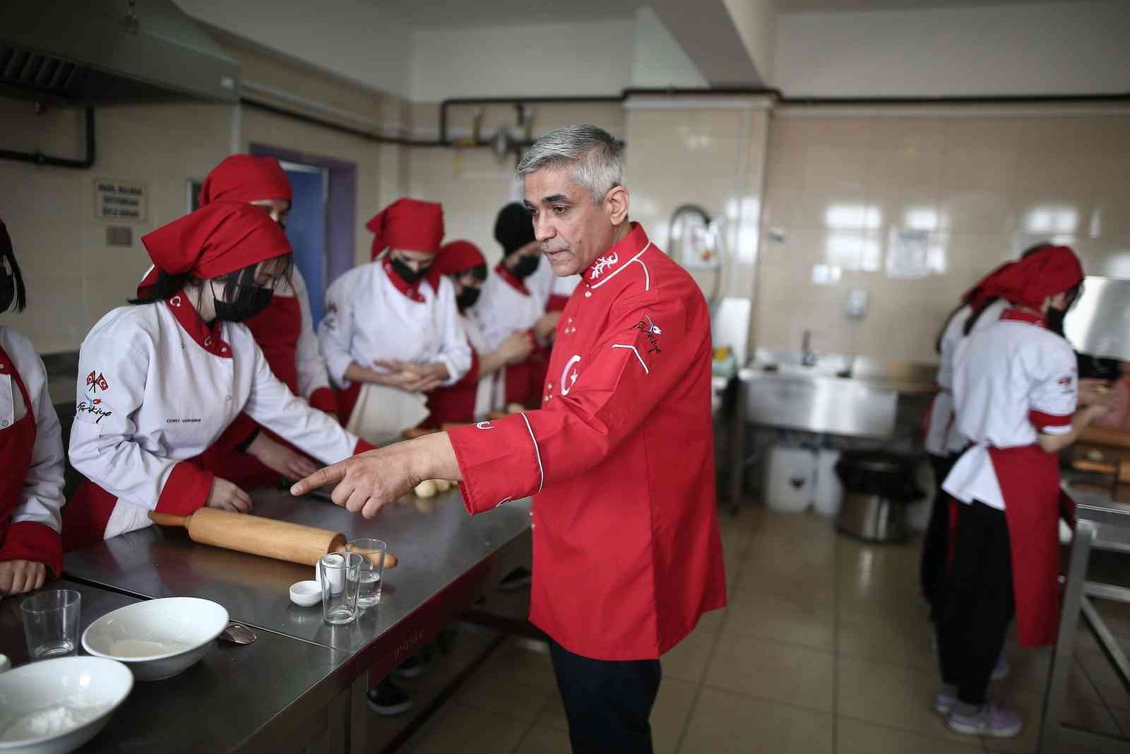 Türkiye’nin en bilinir tatlılarından baklava yapımını Bursa’da meslek lisesinin kız öğrencileri öğreniyor. Yapılan bu protokol ile kadın baklava ...