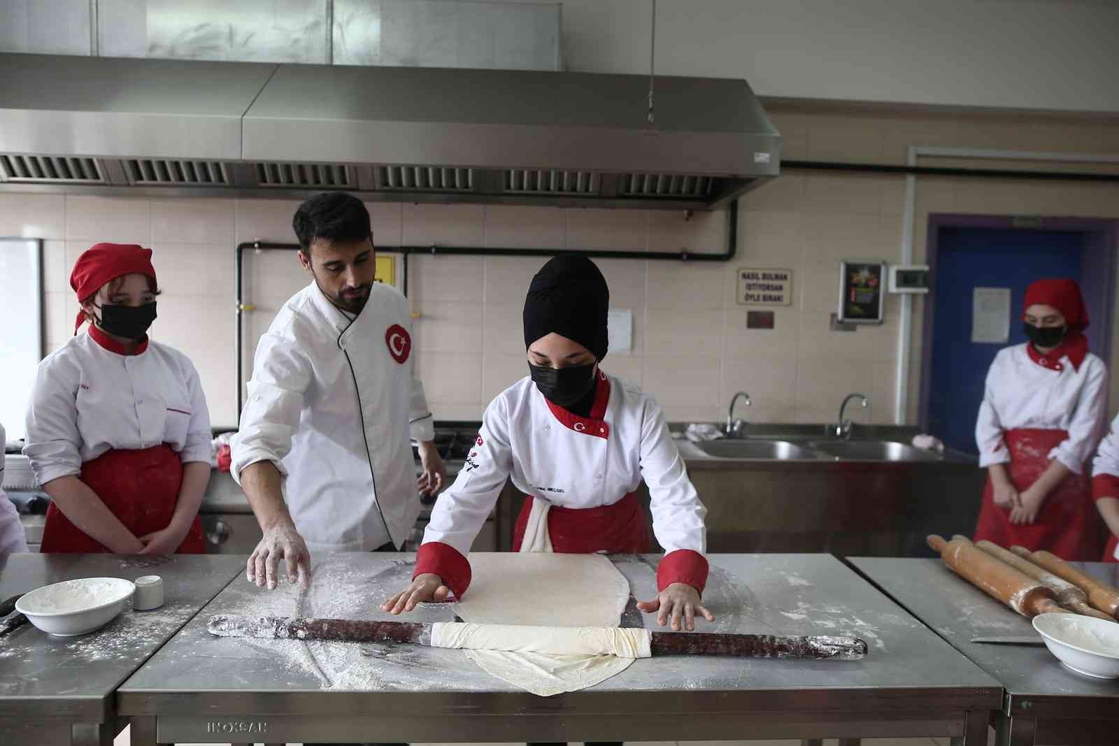 Türkiye’nin en bilinir tatlılarından baklava yapımını Bursa’da meslek lisesinin kız öğrencileri öğreniyor. Yapılan bu protokol ile kadın baklava ...