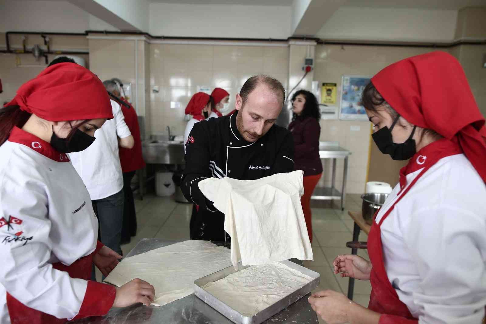 Türkiye’nin en bilinir tatlılarından baklava yapımını Bursa’da meslek lisesinin kız öğrencileri öğreniyor. Yapılan bu protokol ile kadın baklava ...